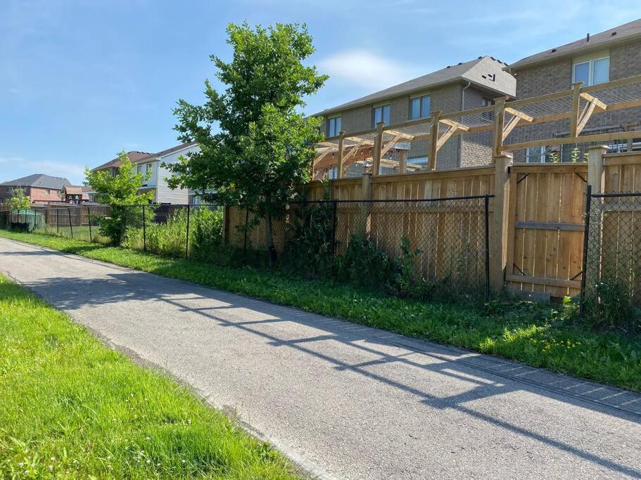 Entire Basement With 3 Bedrooms Niagara-Fälle Exterior foto